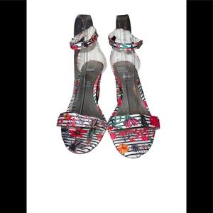 Worthington woman’s chunky heeled shoes